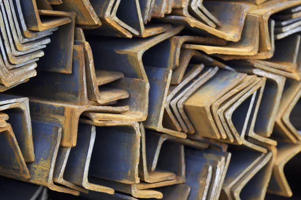 Metal profil açısı metal ürünlerin depodaki paketlerinde