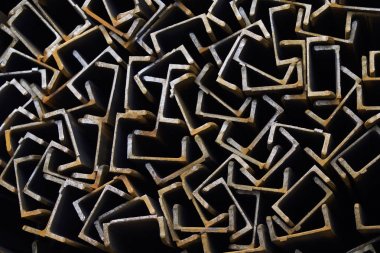 Metal profil kanal metal ürünlerin depodaki paketlerinde