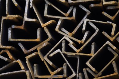 Metal profil kanal metal ürünlerin depodaki paketlerinde