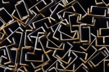 Metal profil kanal metal ürünlerin depodaki paketlerinde