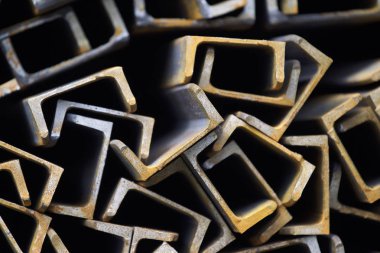 Metal profil kanal metal ürünlerin depodaki paketlerinde