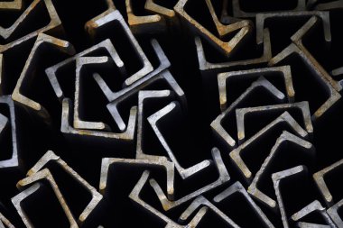 Metal profil kanal metal ürünlerin depodaki paketlerinde