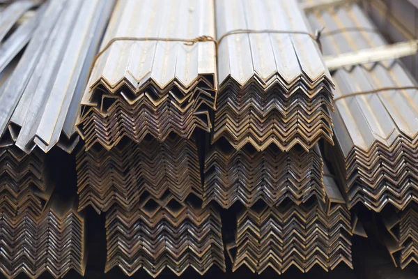 Metal profil açısı metal ürünlerin depodaki paketlerinde