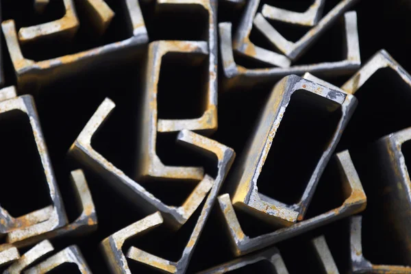 Metal profil kanal metal ürünlerin depodaki paketlerinde
