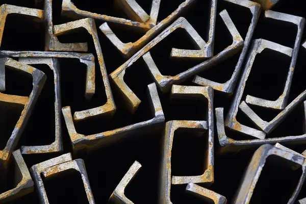 Metal profil kanal metal ürünlerin depodaki paketlerinde