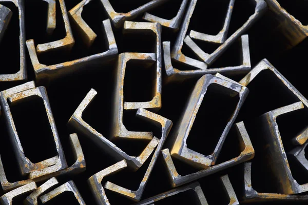 Metal profil kanal metal ürünlerin depodaki paketlerinde