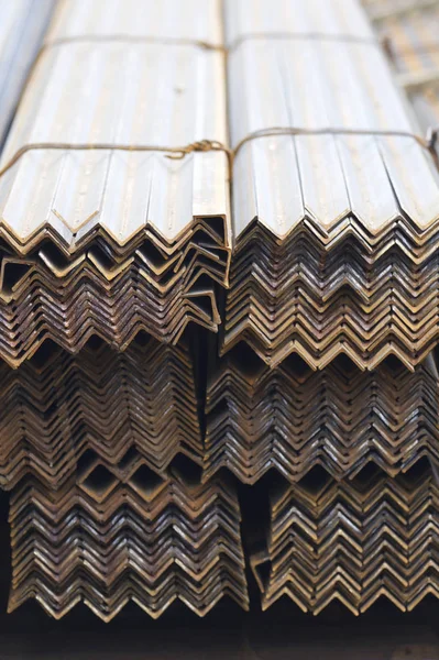 Metal profil açısı metal ürünlerin depodaki paketlerinde
