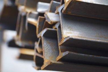 Metal profil kiriş metal ürünlerin depodaki paketlerinde