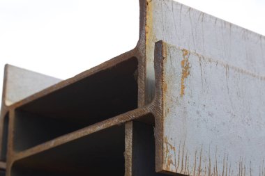 Metal profil kiriş metal ürünlerin depodaki paketlerinde