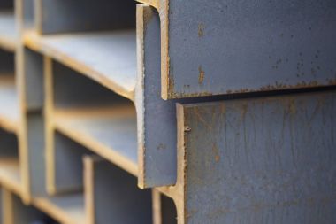 Metal profil kiriş metal ürünlerin depodaki paketlerinde