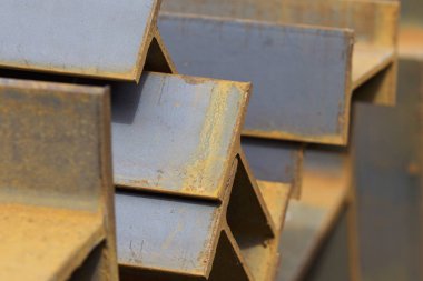 Metal profil kiriş metal ürünlerin depodaki paketlerinde