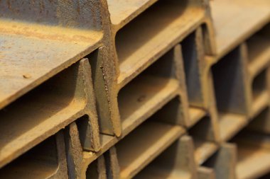 Metal profil kiriş metal ürünlerin depodaki paketlerinde