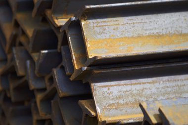 Metal profil kiriş metal ürünlerin depodaki paketlerinde