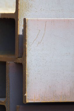 Metal profil kiriş metal ürünlerin depodaki paketlerinde