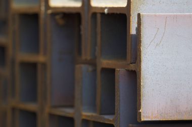 Metal profil kiriş metal ürünlerin depodaki paketlerinde