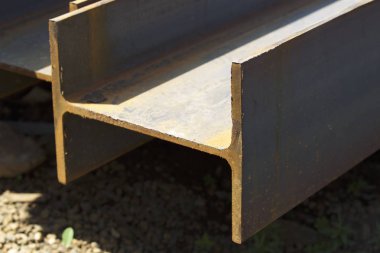 Metal profil kiriş metal ürünlerin depodaki paketlerinde