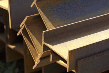 Metal profil kiriş metal ürünlerin depodaki paketlerinde