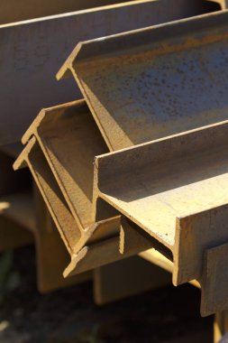 Metal profil kiriş metal ürünlerin depodaki paketlerinde