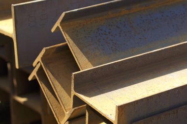 Metal profil kiriş metal ürünlerin depodaki paketlerinde