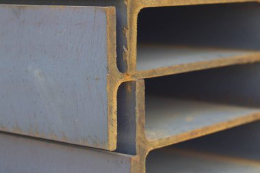 Metal profil kiriş metal ürünlerin depodaki paketlerinde