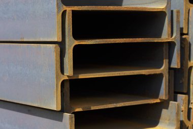 Metal profil kiriş metal ürünlerin depodaki paketlerinde