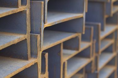 Metal profil kiriş metal ürünlerin depodaki paketlerinde