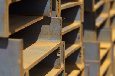 Metal profil kiriş metal ürünlerin depodaki paketlerinde