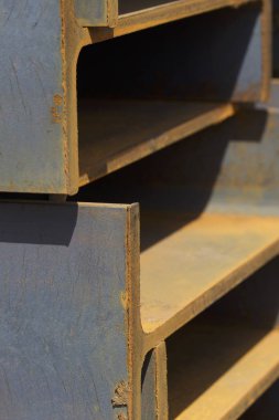 Metal profil kiriş metal ürünlerin depodaki paketlerinde
