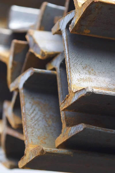 Metal profil kiriş metal ürünlerin depodaki paketlerinde