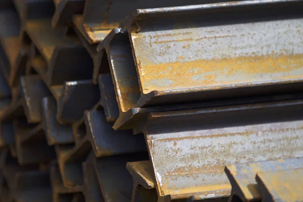 Metal profil kiriş metal ürünlerin depodaki paketlerinde