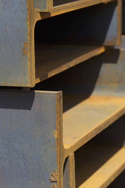 Metal profil kiriş metal ürünlerin depodaki paketlerinde