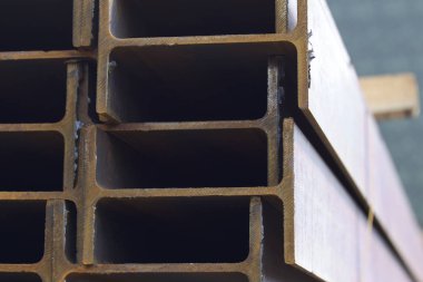 Metal profil kiriş metal ürünlerin depodaki paketlerinde