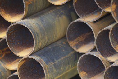 Yuvarlak metal ürünlerin depodaki paketleri bölümünde metal profil boru