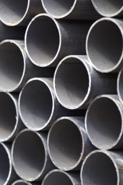 Yuvarlak metal ürünlerin depodaki paketleri bölümünde metal profil boru