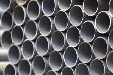 Yuvarlak metal ürünlerin depodaki paketleri bölümünde metal profil boru