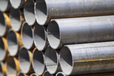 Yuvarlak metal ürünlerin depodaki paketleri bölümünde metal profil boru