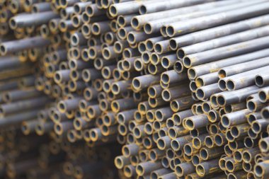 Yuvarlak metal ürünlerin depodaki paketleri bölümünde metal profil boru