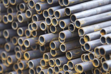 Yuvarlak metal ürünlerin depodaki paketleri bölümünde metal profil boru