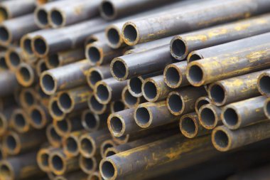 Yuvarlak metal ürünlerin depodaki paketleri bölümünde metal profil boru