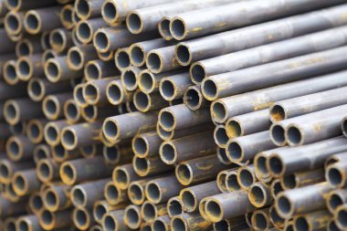 Yuvarlak metal ürünlerin depodaki paketleri bölümünde metal profil boru