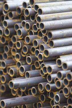 Yuvarlak metal ürünlerin depodaki paketleri bölümünde metal profil boru