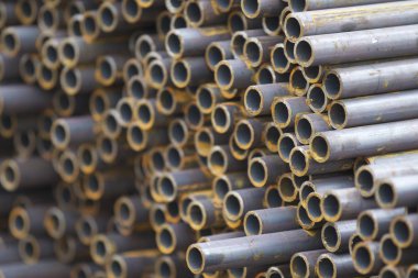 Yuvarlak metal ürünlerin depodaki paketleri bölümünde metal profil boru