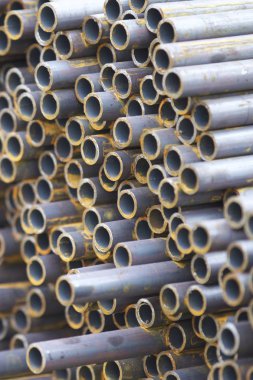 Yuvarlak metal ürünlerin depodaki paketleri bölümünde metal profil boru