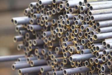 Yuvarlak metal ürünlerin depodaki paketleri bölümünde metal profil boru