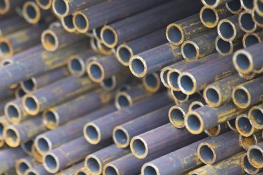 Yuvarlak metal ürünlerin depodaki paketleri bölümünde metal profil boru