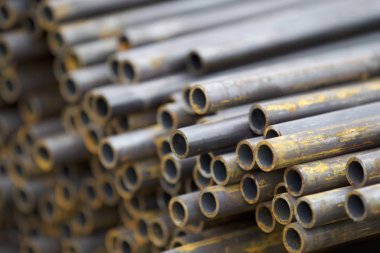 Yuvarlak metal ürünlerin depodaki paketleri bölümünde metal profil boru