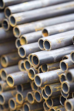 Yuvarlak metal ürünlerin depodaki paketleri bölümünde metal profil boru