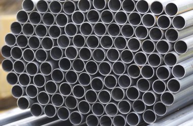 Yuvarlak metal ürünlerin depodaki paketleri bölümünde metal profil boru