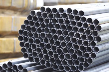 Yuvarlak metal ürünlerin depodaki paketleri bölümünde metal profil boru