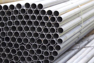 Yuvarlak metal ürünlerin depodaki paketleri bölümünde metal profil boru